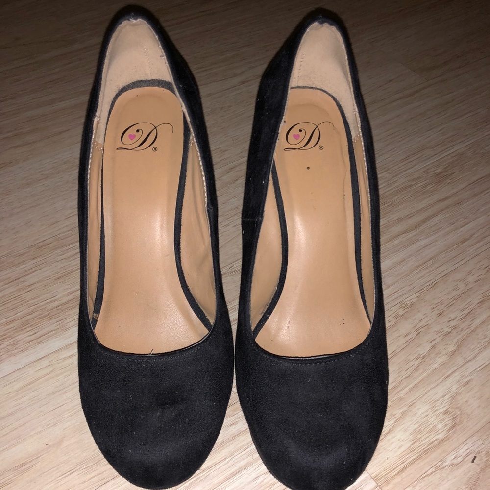 Black wedges